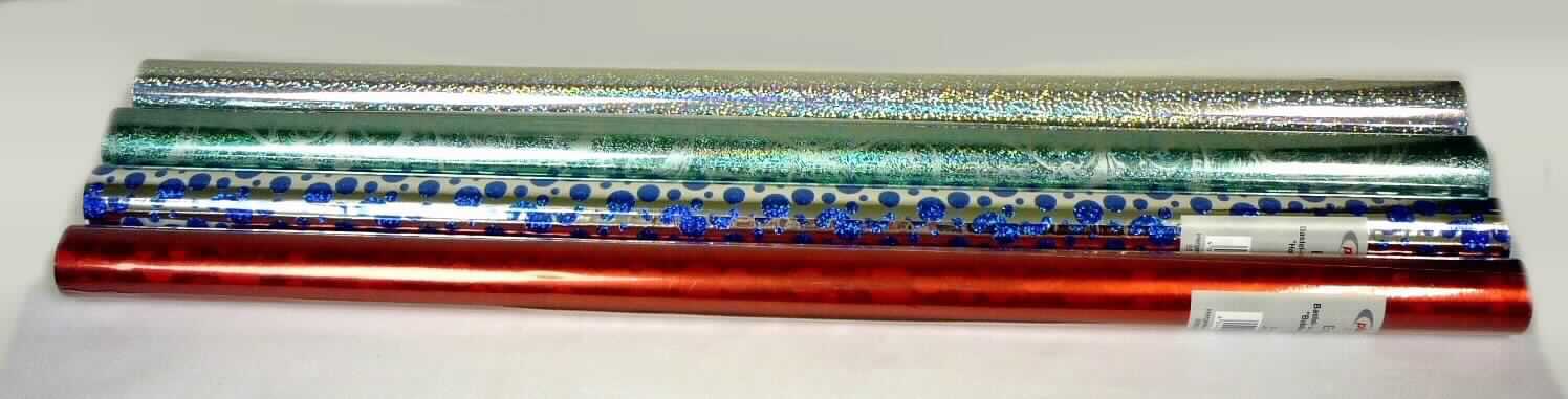 Bei der vorliegenden, als "Geschenkpapier auf Rollen" bezeichneten Ware handelt es sich nach den vorgelegten Warenmustern und den ergänzenden Angaben der Antragstellerin um einen Papierbogen, der einseitig mit einer aluminiumbedampften, mit Mustern (Punkte oder Ranken) in der Art von Prägehologrammen farbig bedruckten Kunststofffolie überzogen ist, mit einem Quadratmetergewicht von etwa 65 g/qm. Die Kunststofffolie macht weniger als die Hälfte der Gesamtdicke des Erzeugnisses aus. Das Erzeugnis ist laut Papieretikett etwa 200 cm lang und 70 cm breit, auf eine Papphülse aufgerollt, in klarsichtiger Kunststofffolie verpackt und mit einem mit Produktinformationen bedruckten Etikett beklebt. 

Abbildung siehe Anlage.

Derartige Waren gehören als "Papiere, mit Kunststoff überzogen, in Rollen jeder Größe, ausgenommen Waren von der in Position 4803, 4809 oder 4810 beschriebenen Art, mit einem Quadratmetergewicht von weniger als 150 g" zur Codenummer 4811 5900 00 0 des Zolltarifs.
