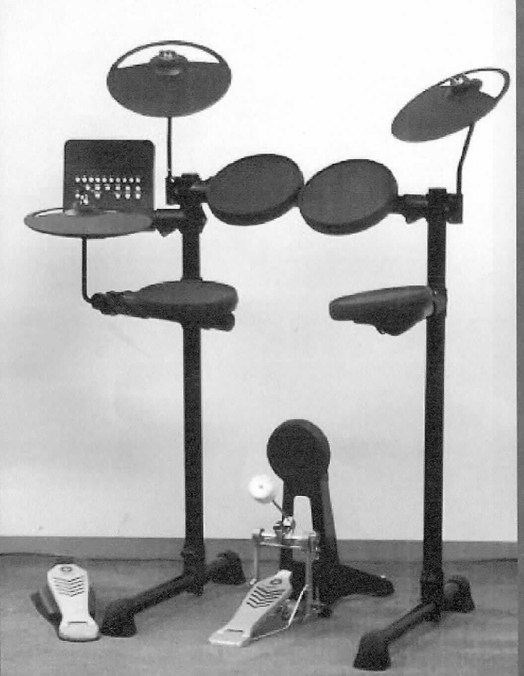 Electronic Drum Kit, siehe Foto, besteht im Wesentlichen aus
- einem DTX400 Drum-Trigger Modul, 
- einem 7-Zoll Snare-Pad, 
- einem KP-65 Bass-Drum-Pad inkl. Pedal (FP6110A), 
- einem HiHat-Becken und HH65 HiHat-Controller,
- zwei Cymbal-Pads,
- zwei Tom-Pads 7 Zoll,
- einem Floor-Tom-Pad und 
- einem Drumständer aus Stahl.
Es handelt sich um eine Ware aus verschiedenen Bestandteilen (aus Musikinstrumenten und Soundmodul zusammengesetzt), deren Charakter auf Grund der Anzahl von den Pads bestimmt wird. Die Pads stellen einzeln bereits Musikinstrumente dar, auch wenn für die Tonerzeugung das Soundmodul notwendig ist. 
Die Einzelkomponenten werden auf oder an dem Drumständer platziert.
Das Drum-Kit ist noch nicht zusammengesetzt in einem Karton verpackt.

Die Ware ist als "Musikinstrument, bei dem der Ton elektrisch erzeugt wird, ohne Klaviatur, keine Gitarre, noch nicht zusammengesetzt" einzureihen.