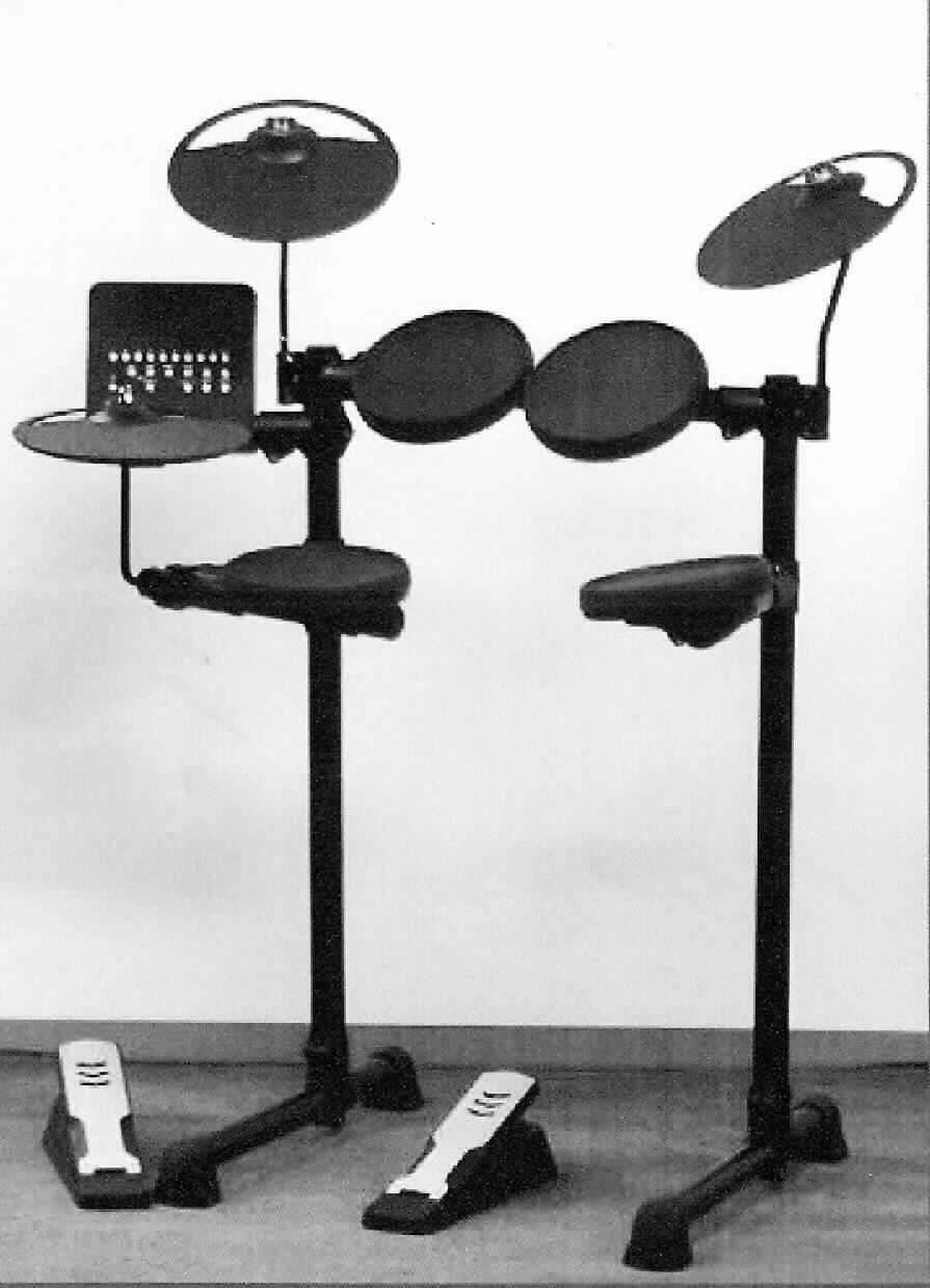 Electronic Drum Kit, siehe Foto, besteht im Wesentlichen aus
- einem DTX400 Drum-Trigger Modul, 
- einem 7-Zoll Snare-Pad, 
- einem KU100 Pedal, 
- einem HiHat-Becken und HiHat-Controller,
- zwei Cymbal-Pads,
- zwei Tom-Pads 7 Zoll,
- einem Floor-Tom-Pad und 
- einem Drumständer aus Stahl.
Es handelt sich um eine Ware aus verschiedenen Bestandteilen (aus Musikinstrumenten und Soundmodul zusammengesetzt), deren Charakter auf Grund der Anzahl von den Pads bestimmt wird. Die Pads stellen einzeln bereits Musikinstrumente dar, auch wenn für die Tonerzeugung das Soundmodul notwendig ist. 
Die Einzelkomponenten werden auf oder an dem Drumständer platziert.
Das Drum-Kit ist noch nicht zusammengesetzt in einem Karton verpackt.

Die Ware ist als "Musikinstrument, bei dem der Ton elektrisch erzeugt wird, ohne Klaviatur, keine Gitarre, noch nicht zusammengesetzt" einzureihen.