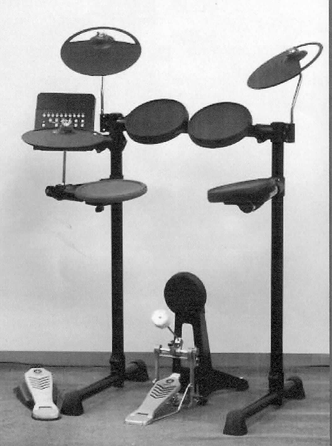 Electronic Drum Kit, siehe Foto, besteht im Wesentlichen aus
- einem DTX400 Drum-Trigger Modul, 
- einem TP70S 7.5 Zoll Snare-Pad, 
- einem KP-65 Bass-Drum-Pad inkl. Pedal (FB6110A), 
- einem HiHat-Becken und HH65 HiHat-Controller (für Hi-Hat oder Double-Bass-Drum),
- zwei Cymbal-Pads,
- zwei Tom-Pads 7 Zoll,
- einem Floor-Tom-Pad und 
- einem Drumständer aus Stahl.
Es handelt sich um eine Ware aus verschiedenen Bestandteilen (aus Musikinstrumenten und Soundmodul zusammengesetzt), deren Charakter auf Grund der Anzahl von den Pads bestimmt wird. Die Pads stellen einzeln bereits Musikinstrumente dar, auch wenn für die Tonerzeugung das Soundmodul notwendig ist. 
Die Einzelkomponenten werden auf oder an dem Drumständer platziert.
Das Drum-Kit ist noch nicht zusammengesetzt in einem Karton verpackt.

Die Ware ist als "Musikinstrument, bei dem der Ton elektrisch erzeugt wird, ohne Klaviatur, keine Gitarre, noch nicht zusammengesetzt" einzureihen.