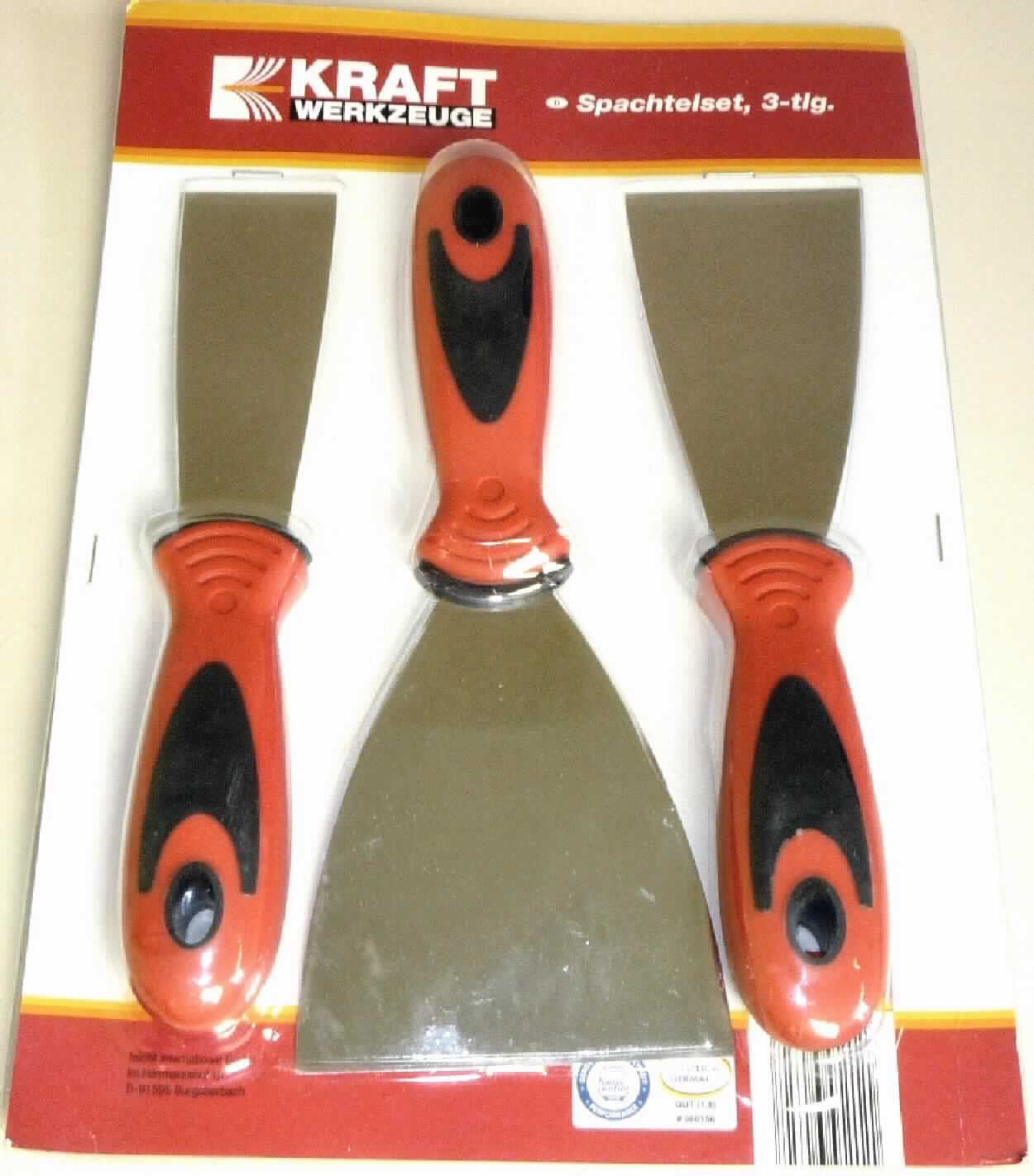"Spachtelset"; es handelt sich um ein Set aus drei mit freiem Arm zu handhabenden Spachteln, jeweils mit einem trapezförmigen arbeitenden Teil aus unedlem Metall (nicht rostender Stahl) und einem Griff aus Kunststoff. In den Griff ist eine Öse zum Aufhängen eingearbeitet. Die Spachtel unterscheiden sich in der Größe ihrer arbeitenden Teile (38, 60 und 90 mm Blatt). Sie dienen zum Auftragen, Verteilen, Glattstreichen oder Entfernen von Werkstoffen (z. B. Gips oder Spachtelmasse) und sind für den Gipser- oder Malerbedarf geeignet. Die Spachtel sind auf einem bedruckten Pappreiter und in einer Blisterverpackung aufgemacht.

Abbildung siehe Anlage.

Derartige Erzeugnisse gehören als "Handwerkzeuge für Gipser und Maler, anderweit weder genannt noch inbegriffen, mit arbeitendem Teil aus unedlem Metall" Zum TARIC-Code 8205 5910 00.