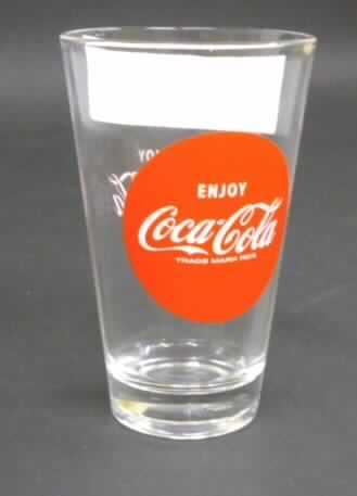 Glasware zur Verwendung bei Tisch, sog. Trinkglas, siehe Foto, 
- Trinkglas ohne Stiel,
- augenscheinlich aus gewöhnlichem, klarsichtigem Glas, 
- mechanisch gefertigt (laut Antrag), 
- mit einem abgerundeten oberen Rand, 
- mit einem Motiv und Schriftzug bedruckt, somit anders (weitergehend) bearbeitet, 
- mit einer Höhe von ca. 12,5 cm und einem oberen Durchmesser von ca. 8 cm.