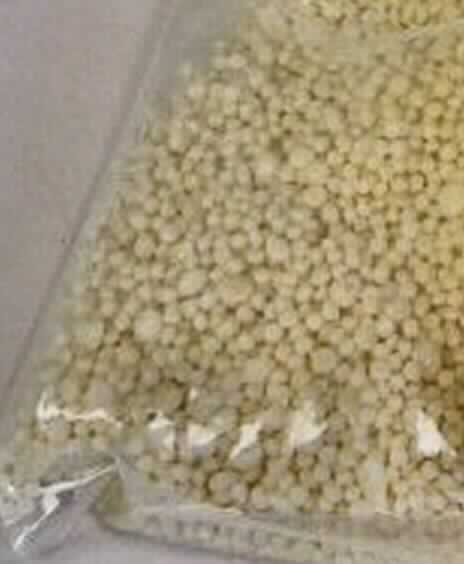 Angaben: Gleitmittel für die Herstellung von Kunststoffcompounds, Zusammensetzung: Gemisch von Fettsäureestern.

Warenbeschaffenheit: 
beigefarbene, wachsartige Pellets, schmelzen klar und erstarren wachsartig ohne Fäden zu ziehen
Tropfpunkt (nach Ubbelohde): über 40°C
Viskosität (ermittelt mit einem Rotationsviskosimeter bei einer Temperatur von 10°C über dem Tropfpunkt): < 10Pas 

Befund: künstliches Wachs