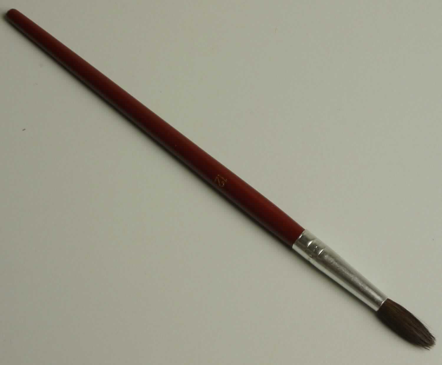 Bei der Ware handelt es sich um einen sog. Haarpinsel der Größe 6/8/10/12 (vorliegend 12) mit einer Länge von 18,5 cm, bestehend aus einem Stiel aus rot-braun gefärbtem Holz, einer Zwinge aus unedlem Metall und einem runden an der Spitze abgerundeten Pinselkopf aus Tierhaar.

Die Ware ist als "Pinsel für Kunstmaler und Schreibpinsel" einzureihen.