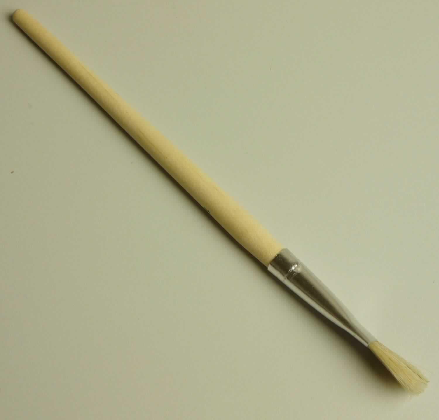 Es handelt sich um einen Pinsel der Größe 6, 8,10, 12, bestehend aus einem Stiel aus Holz mit einer Metallzwinge sowie Borsten aus Tierhaar.

Die Ware dient z. B. zu feinen Malerarbeiten im künstlerischen Bereich. 

Das Erzeugnis ist als "Pinsel für Kunstmaler" einzureihen.