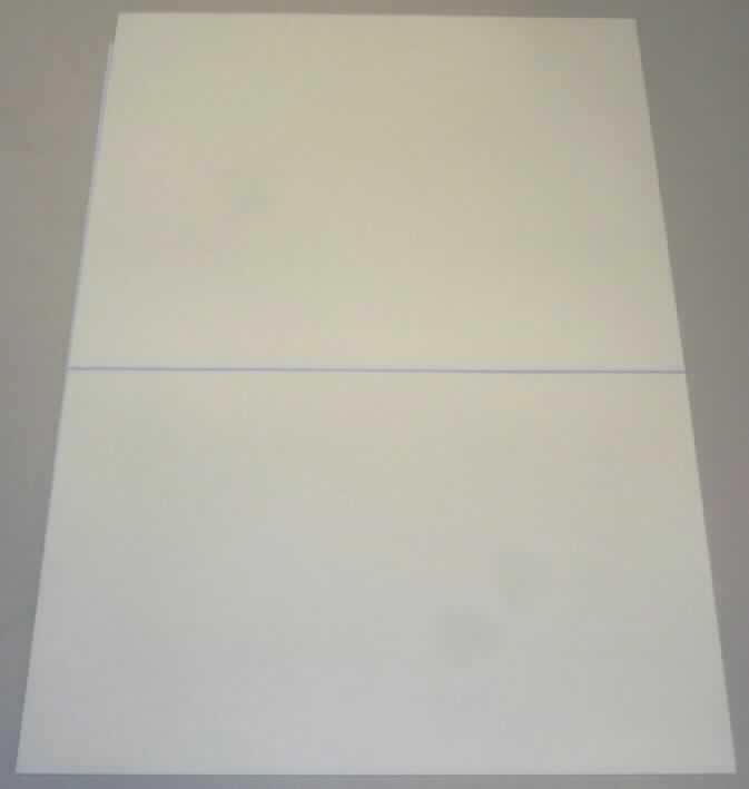 Angaben des Antragstellers:
T-Shirt Transferfolie A4

Untersuchungsergebnisse an einem Warenmuster:
Weiße, rechteckige, beschichtete Kunststofffolie (Abmessungen: ca. 29,9 x 21 cm; Dicke: ca. 55 µm) auf einem weißen Trägerpapier. Die Kunststofffolie und die Beschichtung besteht im Wesentlichen aus Polyethylen oder Copolymeren des Polyethylens.

Befund:
Es liegt eine Kunststofffolie, charakterbestimmend aus einem anderen Polyethylen, im Sinne der Unterposition 3920 1040 vor.
