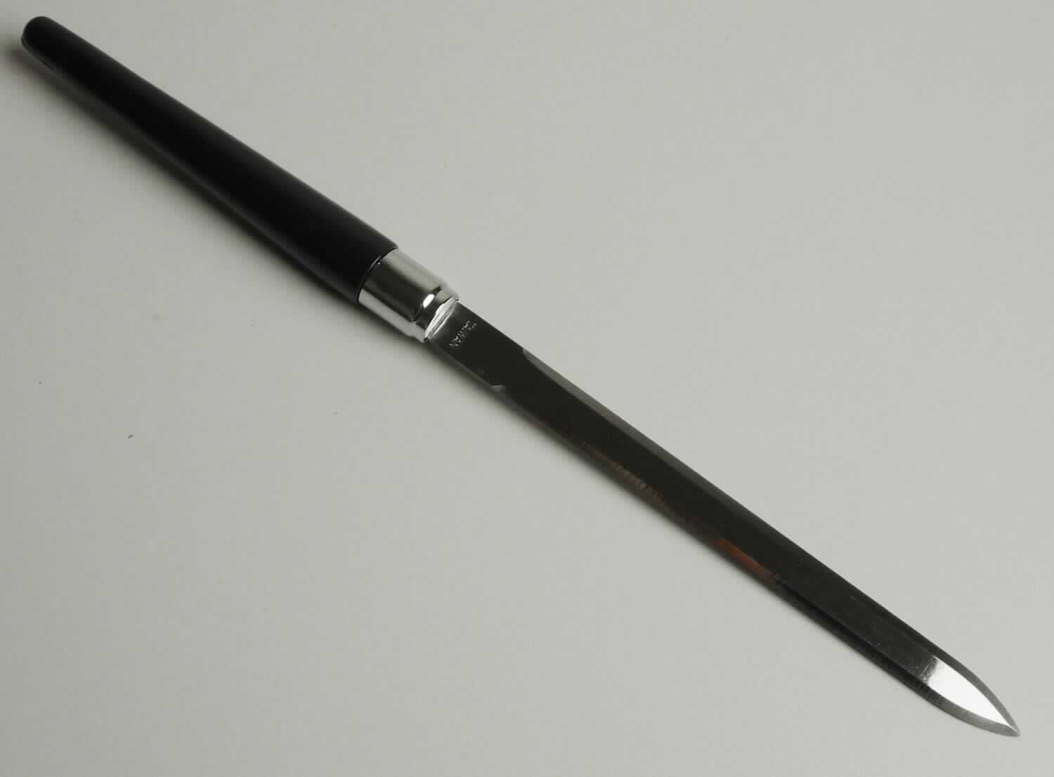 "Brieföffner"; 

- mit freiem Arm zu handhabendes Erzeugnis, in Form einer ca. 13,3 cm langen, stumpfen 
  Klinge aus Stahl und einem ca. 10,6 cm langen Griff aus Kunststoff

- dient dem Öffnen von Briefen 

- in einem Kunststoffbeutel verpackt

Abbildung siehe Anlage.

Derartige Erzeugnisse gehören als "andere Schneidwaren (Brieföffner), mit arbeitendem Teil aus unedlem Metall" zur Codenummer 8214 1000 00 0 des Zolltarifs (ZT).