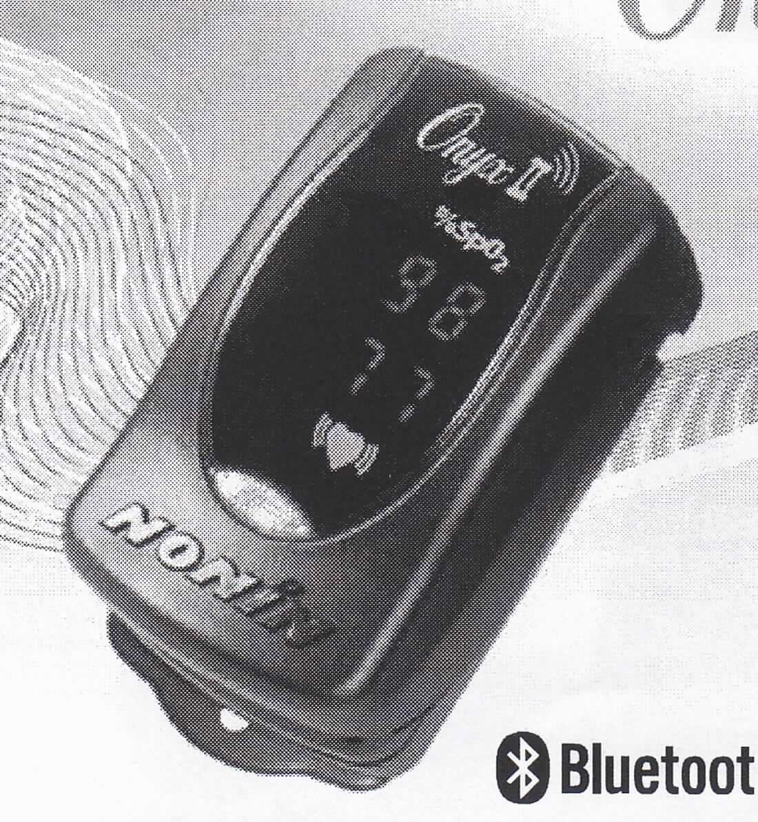 Finger-Pulsoximeter, im Wesentlichen bestehend aus einem klammerähnlich aufgebauten Kunststoffgehäuse mit einer Fingeröffnung, einem Batteriefach, einer Bluetooth-Funkübertragungseinrichtung, einem LC-Display sowie einer Messelektronik (siehe Abbildung in der Anlage).
Es ist für erwachsene und pädiatrische Patienten mit einem Fingerdurchmesser zwischen 0,8 bis 2,5 cm bestimmt.
Die Ware dient der Ermittlung, Überwachung und Anzeige der arteriellen Sauerstoffsättigung des Blutes (von 0 bis 100 % SpO2) und der Herzfrequenz (von 18 bis 321 Schläge/Minute).
Die im oberen displayseitigen Teil des Gerätes befindlichen Lichtquellen senden Lichtstrahlen verschiedener Wellenlängen (660 nm und 910 nm) aus, welche den in das Gerät eingelegten Finger durchdringen und entsprechend der Sauerstoffsättigung des Blutes absorbiert werden. Die durch die gegenüberliegende Empfangsdiode aufgenommenen Werte werden digitalisiert und als Sauerstoffsättigung und Herzfrequenz auf dem Display dargestellt. 
Zusätzlich können die Daten per Bluetooth-Technologie an ein Bluetooth unterstützendes Gerät zur Auswertung (z. B. Smartphone, nicht Gegenstand dieser Auskunft) übertragen werden.
Die Ware wird als "medizinisches Überwachungsgerät (Elektrodiagnosegerät) zur gleichzeitigen Überwachung von zwei oder mehr Parametern" eingereiht.
