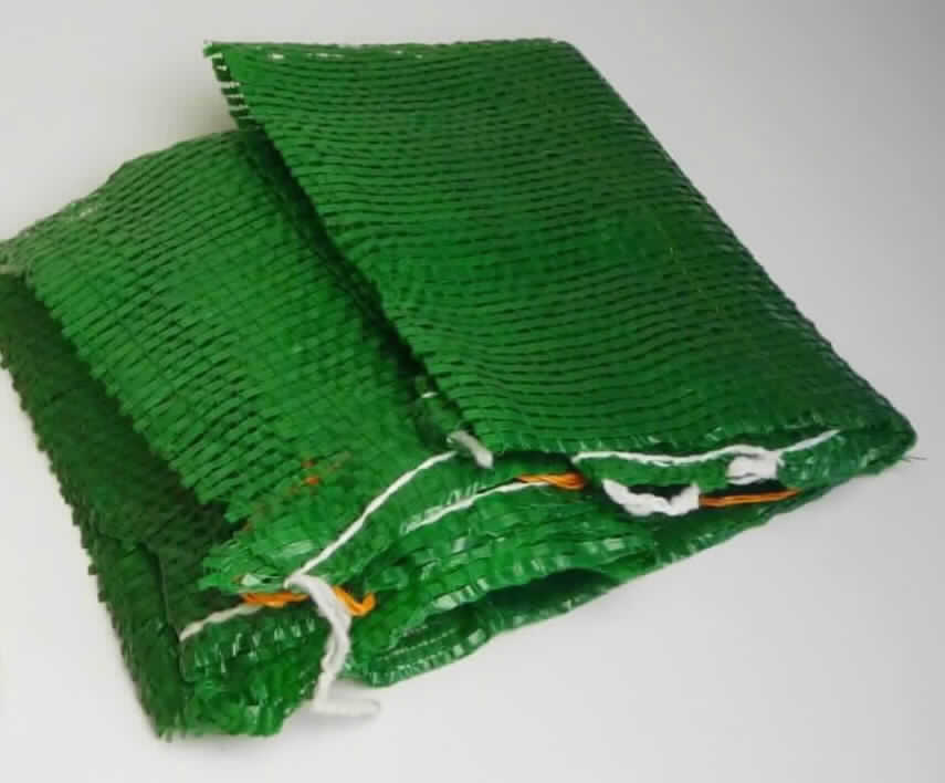 Sack zu Transport-/Verpackungszwecken, sog. Raschelsäcke 10er Set, Art.Nr. 25094, Foto siehe Anlage,
- laut Antrag 10 Säcke im Set, veranschaulicht durch ein Muster; flachliegend annähernd rechteckig, in den 
  Abmessungen (B x H): ca. 66,5 cm x 86 cm,
- aus laut Antrag Polyethylen,
- laut Untersuchungsergebnis:
-- aus einem schlauchförmig gearbeiteten Drehergewebe mit Schussfäden aus Streifen aus synthetischer 
   Spinnmasse mit einer augenscheinlichen Breite von weniger als 5 mm (= Gewebe aus synthetischen 
   Spinnstoffen) und Kettfäden aus synthetischen Monofilen,
-- mit einem Gesamtanteil an:
--- Streifen aus synthetischer Spinnmasse von ca. 60 GHT,
--- synthetischen Monofilen von ca. 40 GHT,
- an einer Schmalseite offen und an der anderen Schmalseite umgeschlagen und zusammengenäht 
  (somit konfektioniert),
- am oberen Rand mit einem Tunnelzug versehen,
- dient als Transport-/Verpackungssack von laut Antrag Kartoffeln, Zwiebeln, Obst und Kaminholz; laut Antrag 
  mit einem Fassungsvermögen von max. 28 kg, u. a. somit kein flexibler Schüttgutbehälter,
- kennzeichnet sich aufgrund des Materials, der neutralen Form und der einfachen Verarbeitung als Sack zu 
  Verpackungszwecken im Sinne der Position 6305.

"Sack zu Verpackungszwecken, aus synthetischen Spinnstoffen, kein flexibler Schüttgutbehälter, 
 aus Streifen aus Polyethylen, aus Geweben"