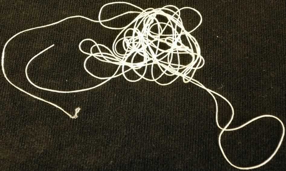 Gimpe, sog. Strickfaden, Art. Nr. 16610-99049-00, Foto siehe Anlage,
- laut Antrag als Meterware auf einer Spule,
- laut Untersuchungsergebnis:
-- mit einer Seele aus einem Elastomergarn (laut Antrag aus Spandex),
-- kreuzweise mit zwei Garnen aus synthetischen Filamenten (laut Antrag aus Polyester) umwickelt,
- stellt sich als Gimpe der Position 5606 dar, somit keine Ware der Position 5402.

"Gimpe"