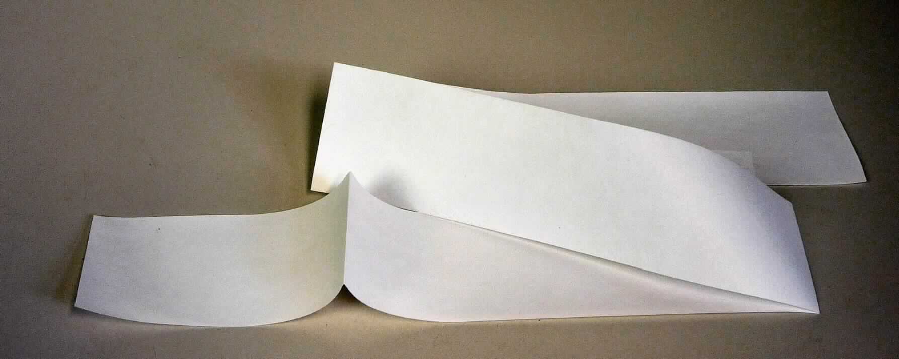 Angaben des Antragstellers:
Membranmaterial aus PTFE (Polytetrafluorethylen) zur Verwendung in Druckausgleichselementen
- Weißes, glattes Band mit einer Breite von 14, 28 oder 56 mm in Rollenform mit einer maximalen Länge von 274 m.
Das Band ist ca. 127 µm (+/- 51 µm) dick, wasserdampfundurchlässig, luftdurchlässig.-

Untersuchungsergebnisse an einem Warenmuster:
Weißes, papierähnliches Band mit dünner, weißer Beschichtung (Breite ca. 5,6 cm, Dicke ca. 150 µm)

Befund:
Es liegt ein Kunststoffband aus Polytetrafluorethylen der Unterposition 3920 9959 vor. Das Band besitzt keinen Maschinen- oder Gerätecharakter.