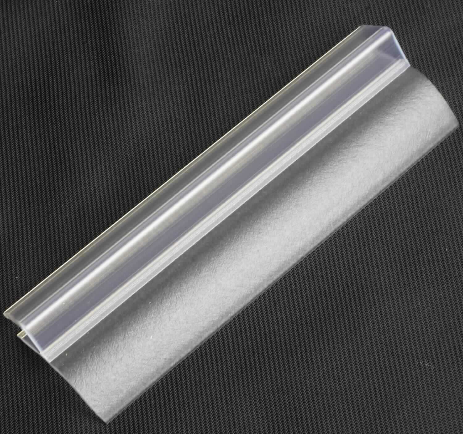Angaben des Antragstellers:
Nach den Angaben des Antragstellers handelt es sich bei dem vorgelegten Erzeugnis um eine Lippendichtung für Glastüren aus PVC.

Feststellungen an einem Warenmuster:
Es wurde ein transparentes, farbloses, U-förmiges Profil mit Dichtlippe vorgelegt (Maße: ca. 9,9 x 3,1 cm).

Befund:
Es liegt ein Kunststoffprofil aus Polyvinylchlorid im Sinne der Unterposition (KN) 3916 2000 vor.