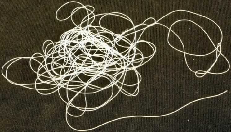 Gimpe, sog. Strickfaden Nylon, Art. Nr. 16610-99050-00, Foto siehe Anlage,
- laut Antrag als Meterware auf einer Spule,
- laut Untersuchungsergebnis:
-- mit einer Seele aus einem Elastomergarn (laut Antrag aus Spandex),
-- kreuzweise mit zwei Garnen aus synthetischen Filamenten (laut Antrag aus Polyester) umwickelt,
- stellt sich als Gimpe der Position 5606 dar, somit keine Ware der Position 5402.

"Gimpe"