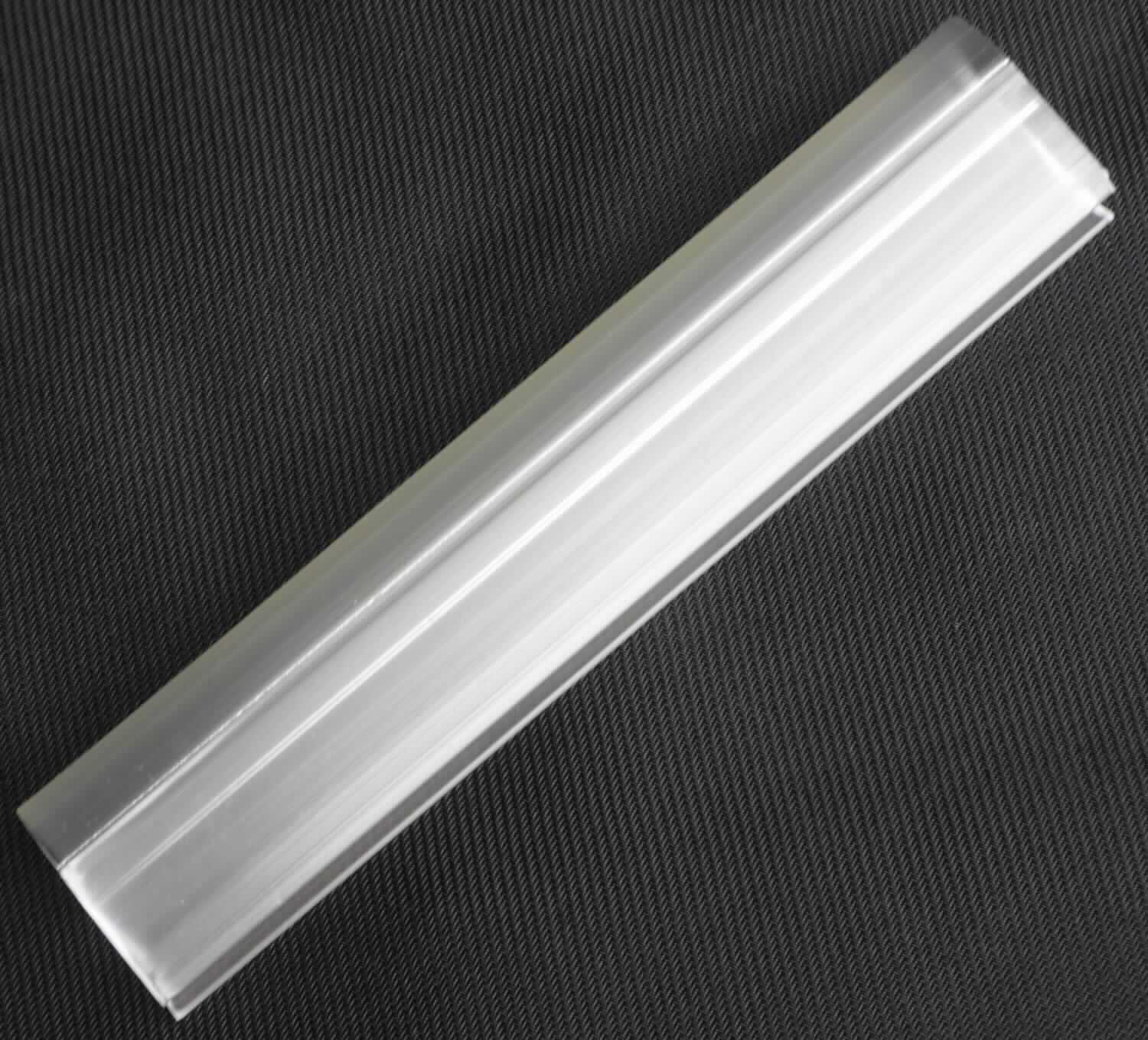 Angaben des Antragstellers:
Nach den Angaben des Antragstellers handelt es sich bei dem vorgelegten Erzeugnis um eine Streifendichtung für Glastüren aus PVC.

Feststellungen an einem Warenmuster:
Es wurde ein transparentes, farbloses, U-förmiges Profil mit einer bogenförmigen Dichtlippe vorgelegt (Maße: ca. 9,8 x 2,0 cm).

Befund:
Es liegt ein Kunststoffprofil aus Polyvinylchlorid im Sinne der Unterposition (KN) 3916 2000 vor.