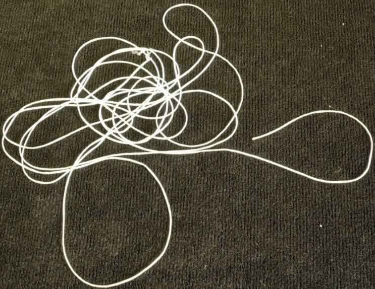 Gimpe, sog. Strickfaden, Art. Nr. 16610-99051-00, Foto siehe Anlage,
- laut Antrag als Meterware auf einer Spule,
- laut Untersuchungsergebnis:
-- mit einer Seele aus einem Elastomergarn (laut Antrag aus Invista),
-- kreuzweise mit zwei Garnen aus synthetischen Filamenten (laut Antrag aus Polyester) umwickelt,
- stellt sich als Gimpe der Position 5606 dar, somit keine Ware der Position 5402.

"Gimpe"