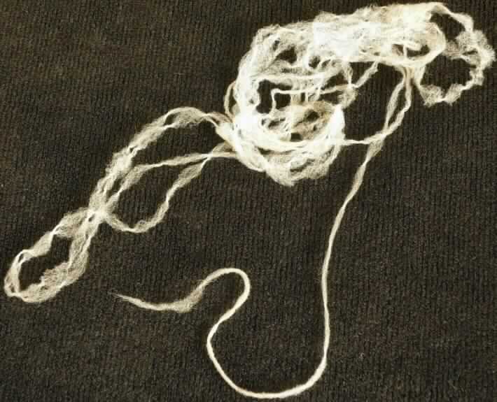 Garn, sog. Strickfaden, Art. Nr. 16610-99052-00, Foto siehe Anlage,
- laut Antrag als Meterware auf einer Spule,
- laut Antrag mit einem Gewicht (einschließlich Spule) von ca. 1440 g (u. a. somit kein Nähgarn),
- laut Untersuchungsergebnis:
-- verwirbeltes (= ungedrehtes), nicht hochfestes Garn aus texturierten Polyamidfilamenten (synthetische
   Filamente),
-- mit einem Titer von ca. 15 tex (somit kein Bindfaden),
-- ungezwirnt (somit nicht in Aufmachung für den Einzelverkauf).

"Garn aus synthetischen Filamenten, kein Nähgarn, nicht in Aufmachung für den Einzelverkauf, anderes als in den 
 Unterpositionen 5402 11 bis 5402 20 genannte, texturiert, aus Polyamiden, mit einem Titer der einfachen Garne
 von weniger als 50 tex"