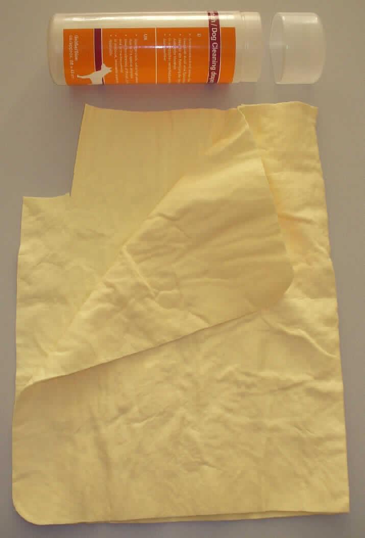 Etwa 66 x 43 cm großes Haushaltstuch, so genanntes "Schwammtuch", bestehend aus einem zelligen Kunststoff im Sinne der Anmerkung 1 zu Kapitel 39 mit einer vollständig eingebetteten Mittellage aus Spinnstoffgewebe. Das an den Ecken abgerundet zugeschnittene Erzeugnis ist für den Einzelverkauf in einer Kunststoffbox aufgemacht.