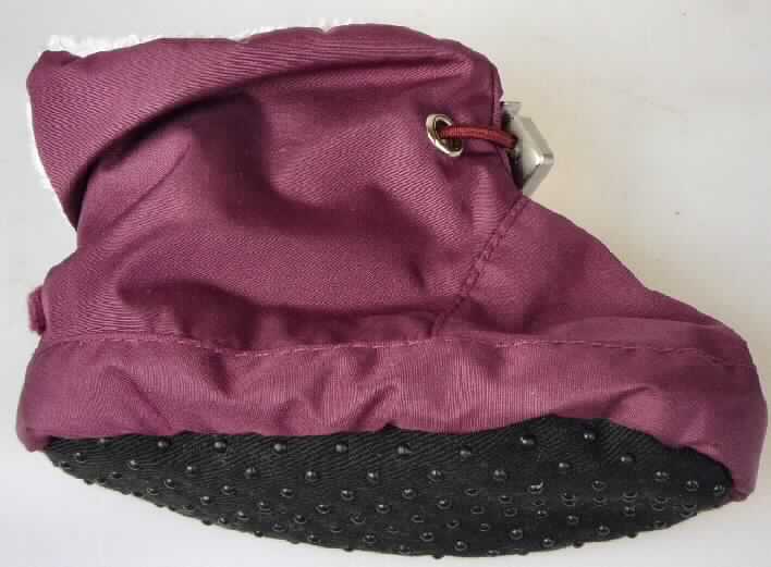Freizeitschuhe für Kleinkinder (lt. Antrag: "Hausschuh mit Obermaterial aus 100 % Polyester, 
Art.Nr. 59226, Gr. 17/18"; Foto siehe Anlage)
- mit Laufsohlen aus Spinnstoff (den größten Teil Berührungsfläche mit dem Boden bildend) 
  und vereinzelten Kunststoffnoppen (der Spinnstoff erfüllt die an eine normal genutzte 
  Laufsohle gestellten Anforderungen hinsichtlich Dauerhaftigkeit, Widerstandsfähigkeit usw.),
- mit knöchelbedeckendem Oberteil aus Spinnstoff,
- mit Kordelstopperverschluss,
- kennzeichnen sich aufgrund des äußeren Erscheinungsbildes und der Ausstattung nicht 
  als Schuhe, die ausschließlich im häuslichen Wohnbereich getragen werden

"Schuhe mit Laufsohlen und Oberteil aus Spinnstoffen, andere als in den 
 Unterpositionen 6405 1000 bis 6405 2091 genannt"
