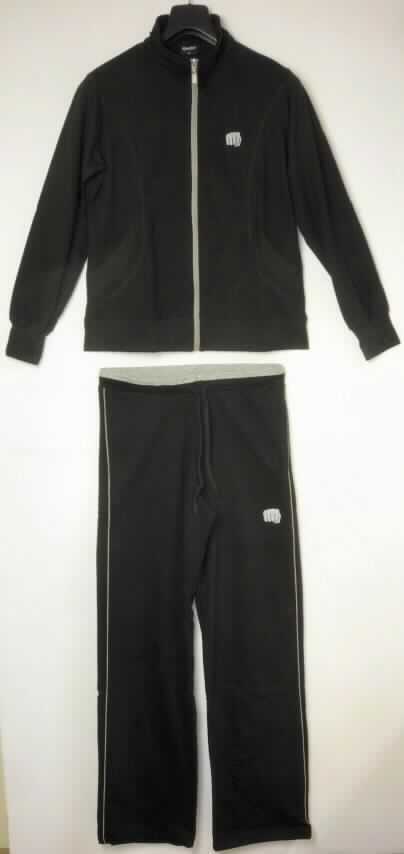 Trainingsanzug, sog. Gym Suit Lady, Art. Nr. 76704 und 76710, Größe L, Foto siehe Anlage,
- bestehend aus einem Oberteil und einer langen Hose,
- erkennbar dazu bestimmt, ausschließlich oder im Wesentlichen bei der Ausübung eines Sports getragen 
  zu werden,
- aus verschiedenen, ca. 0,9 mm dicken, einfarbigen Gewirken aus laut Antrag 100 % Baumwolle,  
- ungefüttert,
- mit einer Stickerei verziert,
- Oberteil:
-- über die Taille reichend (Rückenlänge: ca. 64 cm),
-- mit einem Stehkragen,
-- vorn mit einer durchgehenden Öffnung mit einem bis zur Kragenspitze reichenden Reißverschluss, 
-- mit langen Ärmeln mit angesetzten, verengenden Bündchen,
-- mit zwei eingesetzten Taschen unterhalb der Taille,
-- am unteren Rand mit einem angesetzten, nicht verengenden Bund,
- lange Hose: 
-- in der Taille abschließend mit einem elastischen Bund, mit einem Kordelzug zu verengen,
-- ohne Öffnung und ohne Verschluss,
-- mit knöchellangen Hosenbeinen, in der Außennaht der Hosenbeinen mit einer kontrastfarbenen Paspelierung,
-- seitlich mit zwei eingesetzten Taschen, 
-- an den Beinabschlüssen durch Umschlagen und Festnähen gesäumt.

"Trainingsanzug, aus Gewirken, aus Baumwolle"