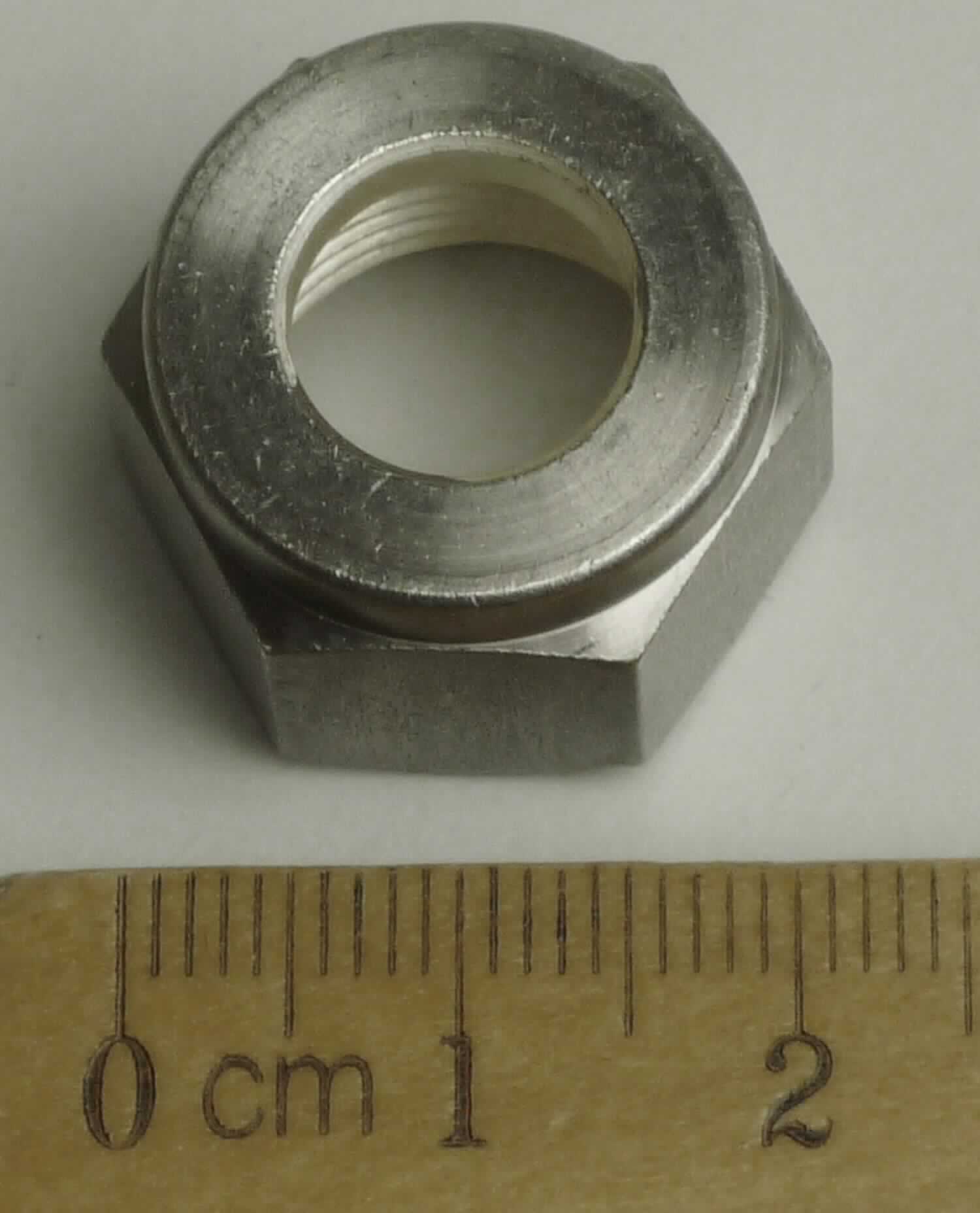 Überwurfmutter

Bei der Ware handelt es sich um eine Überwurfmutter aus nicht rostendem Stahl (1.4401) zur Verbindung von Swagelock-Rohrverschraubungen in den Größen von 1 mm bis 50 mm (1/16" bis 2"). Die Überwurfmutter besitzt einen Außensechskant und ein Innengewinde.

Die Ware ist nach ihrer Beschaffenheit als anderes Rohrverbindungsstück, aus nicht rostendem Stahl, mit Gewinde in die Codenummer 7307 2910 90 0 des Zolltarifs einzureihen.