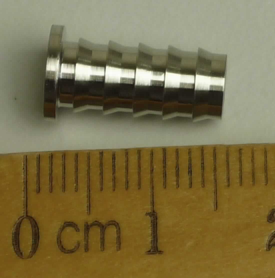 Rohrverbindungsstück aus Stahl

Bei der Ware handelt es sich um konzentrische metallische Hohlerzeugnisse, an einem Ende abgestuft. Bei dem Material handelt es sich um einen nicht rostenden Stahl. Die Erzeugnisse dienen zur Verbindung von weichen Kunststoffchläuchen in Verbindung mit Rohrverschraubungen. Dazu werden sie bis zur Abstufung (Anschlagspunkt) in einen Schlauch gesteckt und auf der anderen Seite mit einem Rohrverschraubungskörper verbunden.

Die Ware ist nach ihrer Beschaffenheit als andere Rohrverbindungsstücke aus nicht rostendem Stahl in die Codenummer 7307 2980 90 0 einzureihen.