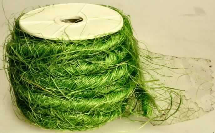Bindfaden, sog. Sisal Dekoband, Art. B 71609, Foto siehe Anlage,
- als Meterware auf Rollen,
- aus einem gedrehten, ungezwirnten, mit einem Metalldraht verstärkten Garn aus 
  laut Antrag gefärbtem Sisal,
- kein Binde- oder Pressengarn.

"Bindfaden aus Sisal, kein Binde- oder Pressengarn"