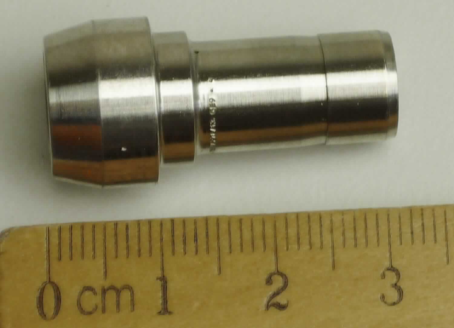 Rohrverbindungsstück aus Stahl

Bei der Ware handelt es sich um konzentrische metallische Hohlerzeugnisse, an einem Ende abgestuft. Bei dem Material handelt es sich um einen nicht rostenden Stahl (1.4401). Die Erzeugnisse dienen zur Herstellung von kürzesten Verbindung zweier Klemmringanschlüsse. Die Artikel liegen in den Größen von 1 mm bis 50 mm sowie in 1/16" bis 2" vor.

Die Ware ist nach ihrer Beschaffenheit als andere Rohrverbindungsstücke aus nicht rostendem Stahl in die Codenummer 7307 2980 90 0 einzureihen.