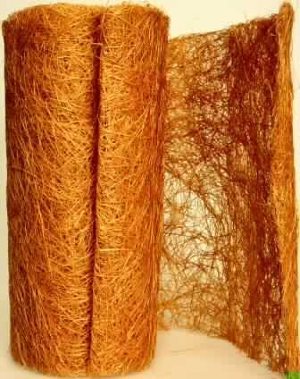 Vliesstoff, sog. Sisal Dekoband, orange, Art. B 60806, Foto siehe Anlage,
- als Meterware in den Abmessungen von ca. 20 cm x 300 cm,
- hergestellt aus pflanzlichen Spinnfasern (Sisalfasern), die in wirrer Lage stark mit 
  Bindemittel zu einem Vliesstoff verfestigt worden sind,
- gefärbt,
- weder bestrichen noch überzogen,
- mit einem Quadratmetergewicht von laut Antrag 140 g /m²,
- zur Verwendung als Dekorationsband.

"Vliesstoff, anderer als in der Unterposition 5603 11 genannter, mit einem Quardatmetergewicht 
von mehr als 70 g bis 150 g, nicht bestrichen oder überzogen, anderer als in den Unterpositionen 
5603 9390 10 bis 5603 9390 40 genannte"