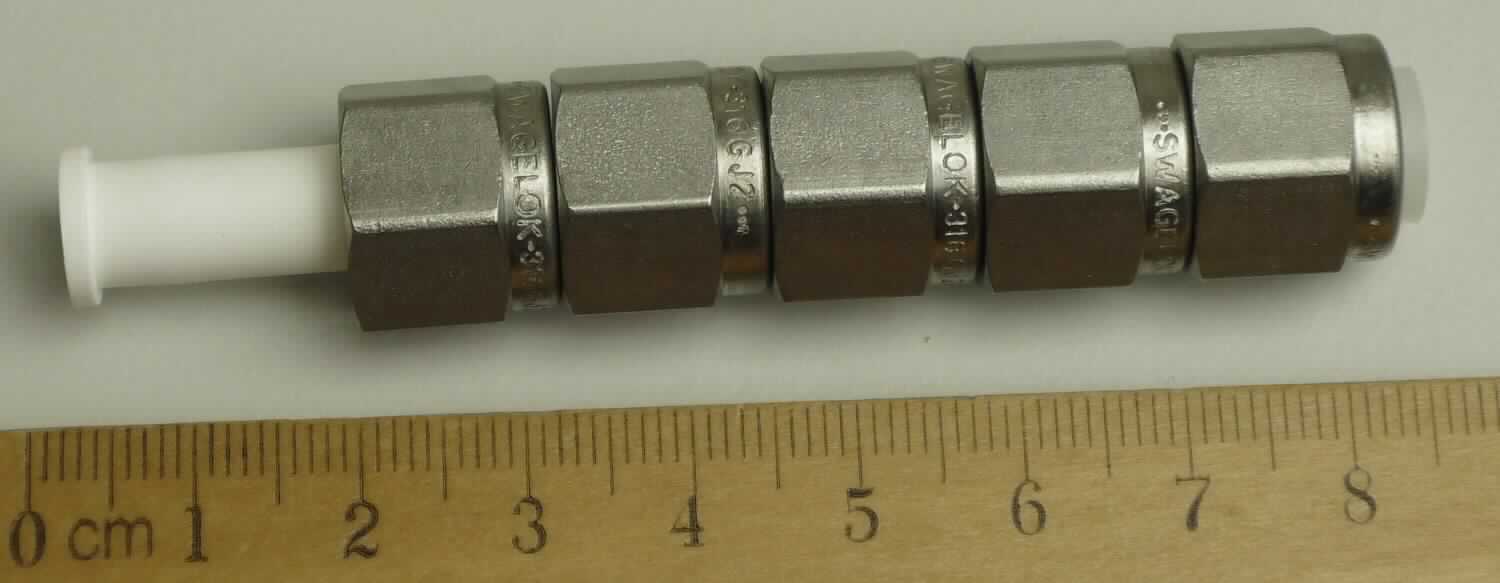 Überwurfmutterset

Bei der Ware handelt es sich um fünf Überwurfmuttern jeweils mit Klemmringen und Ferrules aus nicht rostendem Stahl (1.4401), aufgesteckt auf einer Stange aus Kunststoff. Die Muttern werden zur Verbindung von Swagelock-Rohrverschraubungen in den Größen von 1 mm bis 50 mm  bzw. 1/16" bis 2" verwendet. Die Überwurfmuttern besitzen einen Außensechskant und ein Innengewinde.

Die Ware ist nach ihrer Beschaffenheit als anderes Rohrverbindungsstück, aus nicht rostendem Stahl, mit Gewinde in die Codenummer 7307 2910 90 0 des Zolltarifs einzureihen.