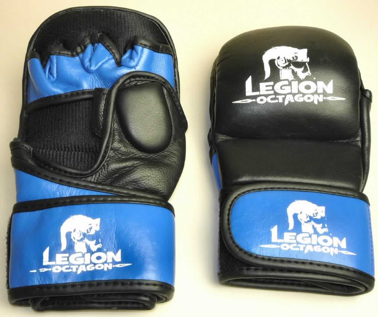 Spezialsporthandschuhe, sog. L.O. MMA Sparring Glove, Foto siehe Anlage, 
- aus schwarz und blau gefärbtem Leder,
- die Oberseite weist das Aussehen eines klassischen Boxhandschuhs auf, während die 
  Unterseite wie ein Fingerhandschuh ohne Fingerspitzen gearbeitet ist; jedoch ist die Handinnenfläche
  sichtbar,
- im Bereich des Handgelenks mit einer Einstiegsöffnung, welche mit einem elastischen Spinnstoffband mit
  Klettverschluss verengt ist,
- mit einem breiten Lederband mit mehreren Klettverschlüssen ausgestattet, der ein stabiles Fixieren der
  Handschuhs am Handgelenk erlaubt,
- zur Verwendung bei verschiedenen Kampfsportarten.

"Bekleidungszubehör aus Leder, Spezialsporthandschuhe"