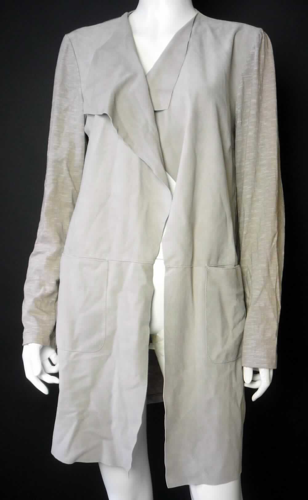 Strickjacke, sog. Damen Kurzmantel ZV Jersey, Modell Kena, Art. 60494, Größe 38, Foto siehe Anlage,
- mit einer Vorderseite aus lt. Antrag Leder und einer Rückseite sowie den Ärmel aus ca. 0,5 mm dicken (leichten), 
  buntgewirkten Gewirken (melierte Garne) aus laut Antrag 100 % Baumwolle; aufgrund des leichten Materials kein
  Kurzmantel,
- über den Schritt reichend (Rückenlänge: ca. 85 cm), 
- ungefüttert,
- vorn mit einer durchgehenden Öffnung ohne Verschluss; ohne Hinweise auf den Trägerkreis (unisex),
- mit langen Ärmeln, 
- mit zwei aufgesetzten, offenen Taschen unterhalb der Taille,
- am unteren Rand durch Umschlagen und Festnähen gesäumt,
- nach dem Umfang überwiegen die Gewirke, nach dem Wert herrscht das Leder vor, im Hinblick auf das äußere 
  Erscheinungsbild sind die Gewirke und das Leder als gleichbedeutend anzusehen, somit verleiht keines der 
  beiden Flächenerzeugnisse der Ware ihren wesentlichen Charakter; sie ist damit der von den gleichermaßen in 
  Betracht kommenden Positionen (4203 und 6110) in dieser Nomenklatur zuletzt genannten Position zuzuweisen.

"Strickjacke, aus Gewirken, aus Baumwolle, für Frauen"