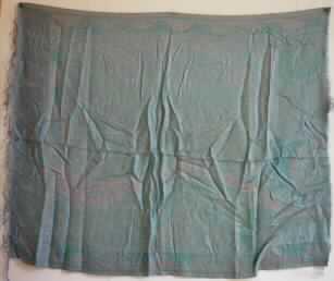 Schal, sog. Schal aus Seide, Foto siehe Anlage,
- aus bis zu 0,6 mm dicken, buntgewebten Geweben aus lt. Antrag 100 % Seide,
- rechteckig, laut Antrag in den Abmessungen: ca. 70 cm x 180 cm,
- an den Längsseiten mit echten Webkanten, an den Schmalseiten mit ca. 7,5 cm langen, 
  gedrehten und geknoteten Fransen ausgestattet (somit konfektioniert),
- nicht handgearbeitet.

"Schal, aus Geweben, aus Seide, nicht handgearbeitet"