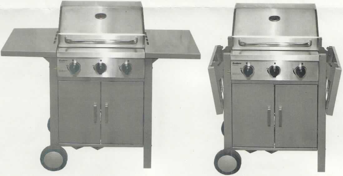 Es handelt sich um einen mit Flüssiggas betriebenen ca. 122 x 51 x 114 cm großen Grill aus Stahl.
Der Grill besteht i.W. aus einem schrankähnlichem Gehäuse mit zwei festen Kunststoffrollen und zwei drehbar gelagerten Rollen an den Standbeinen, zwei nach vorne öffnende Türen zum Einstellen einer 5 kg Gasflasche, einer Frontblende mit drei Bedienelementen, zwei abklappbaren seitlichen Abstellflächen sowie einem Haubendeckel für die Grillfläche. Der Grillbereich besteht aus drei Brennstellen, einem dreiteiligen Grillrost und einem Warmhalterost aus Edelstahl. Der Grill ist für einen Anschlussdruck von 50 mbar (Propan-/Butangas). 

Derartige Erzeugnisse gehören als "Grillgeräte (Grillvorrichtung) aus Eisen oder Stahl; für Feuerung mit gasförmigen Brennstoffen oder mit Gas und anderen Brennstoffen; ohne Backofen" zur Codenummer 7321 1190  00 0 des Zolltarifs.