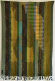 Schal, sog. Schal aus Wolle, Foto siehe Anlage,
- aus 0,6 mm dicken, buntgewebten Geweben aus lt. Antrag 100 % Wolle,
- rechteckig, laut Antrag in den Abmessungen: ca. 180 cm x 70 cm,
- an den Längsseiten mit echten Webkanten, an den Schmalseiten mit 
  ca. 6 cm langen, verknoteten Fransen (somit konfektioniert),
- nicht handgearbeitet.

"Schal, aus Geweben, aus Wolle, nicht handgearbeitet"