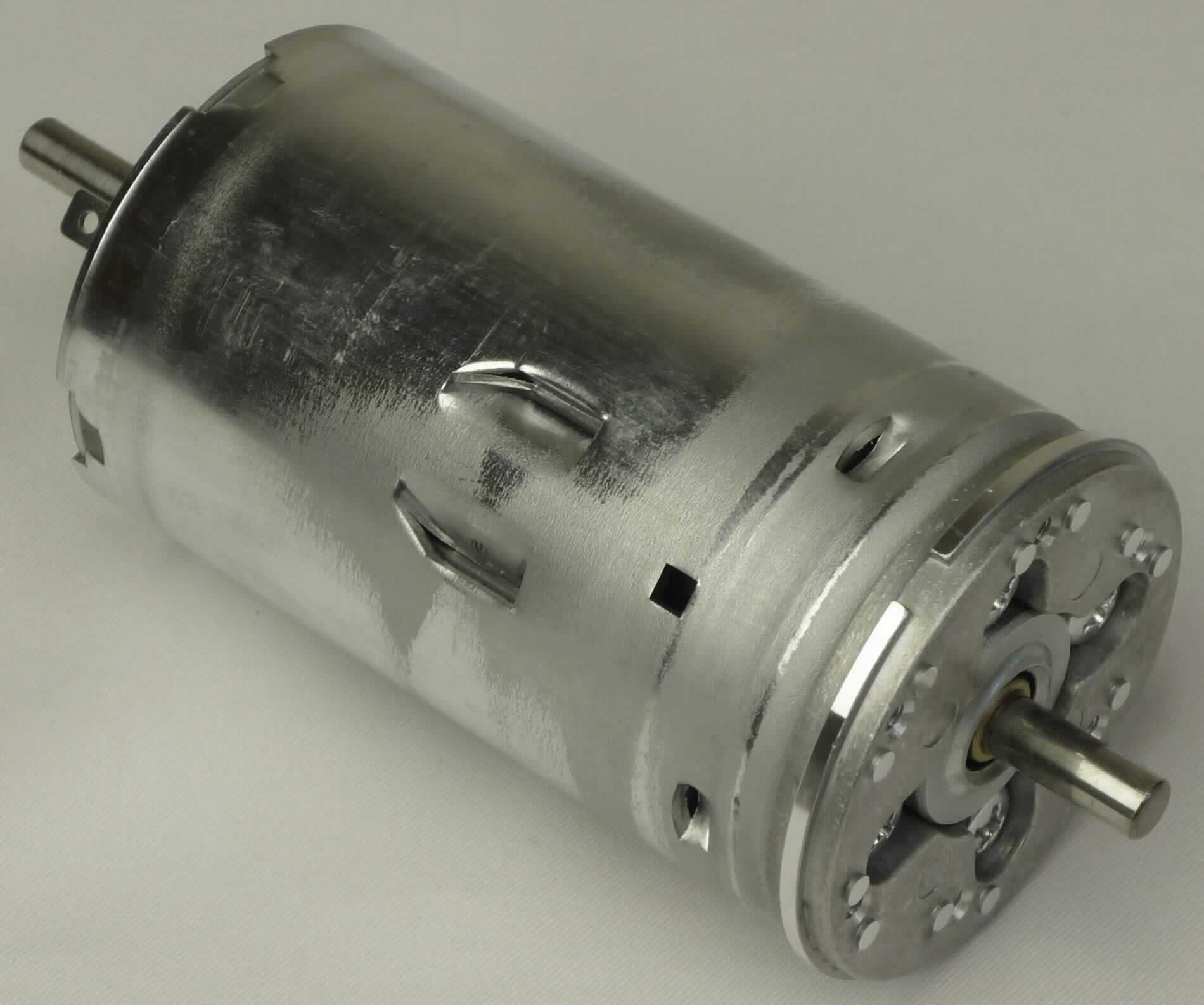 Gleichstrommotor 75W D52,
Elektromotor, Gleichstrommotor mit Bürsten in einem zylinderförmigen Gehäuse, mit einer Länge von insgesamt ca. 137 mm und einen Durchmesser von ca. 54 mm,
auf beiden Seiten des Motors mit einer Antriebswelle versehen,
für eine Spannung von 13 VDC, 
mit einer Leistung von 75 W,
zum Antrieb eines Kompressors in einem Druckluftgenerator in Kraftfahrzeugen.

Die Ware ist als "Elektromotor, Gleichstrommotor mit einer Leistung von 750 W oder weniger, jedoch mehr als 37,5 W, keine Ware der TARIC-Unterpositionen 8501 3100 10 bis 8501 3100 89" einzureihen.