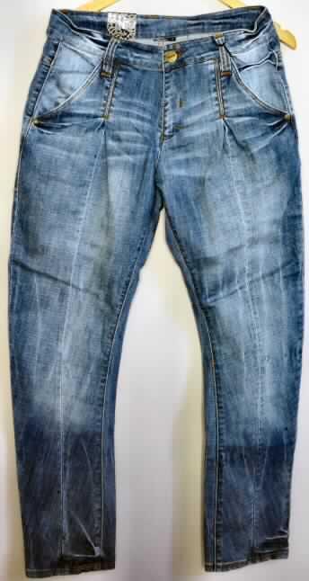 Lange Hose für Männer, Größe 28, siehe Foto,
- aus 1,0 mm dicken, buntgewebten, köperbindigen Geweben (Denim) aus laut Antrag überwiegend Baumwolle und 
  einem geringen Anteil an synthetischen Chemiefasern,
- in der Taille abschließend, mit einem Taillenbund mit Gürtelschlaufen und Knopfverschluss,
- vorn mit einer Öffnung mit Reißverschluss und einer Patte von links auf rechts (Männerkleidung), 
- vorn mit zwei eingesetzten Taschen und hinten mit zwei aufgesetzten Taschen,
- mit knöchellangen Hosenbeinen, an den Beinabschlüssen durch Umschlagen und Festnähen gesäumt.

"Lange Hose für Männer aus Denimgeweben aus Baumwolle, keine Arbeits- und Berufskleidung"