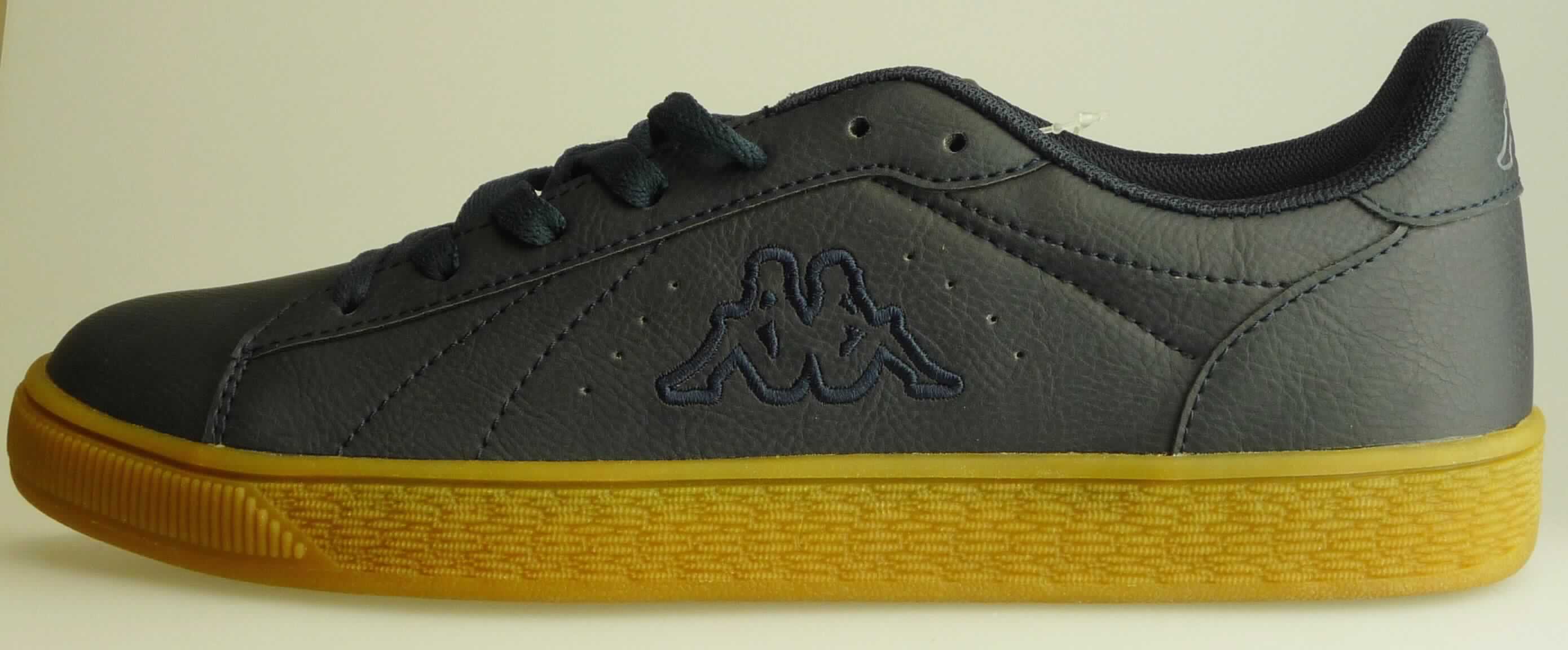 Halbschuhe (lt. Antrag: "Freizeitschuh Meseta, Art.-Nr.: 242513", Foto siehe Anlage)
- mit Laufsohlen aus (lt. Antrag) Kunststoff,
- mit Oberteil (geschlossenes Blatt) aus Kunststoff (Spinnstoff mit einer mit
  bloßem Auge wahrnehmbaren Außenschicht aus Kunststoff),
- im Verschlussbereich mit Zuschnitten aus Kunststoff verstärkt,
- mit Schnürsenkelverschluss,
- nicht mit Dornen, Krampen, Klammern, Stollen oder ähnlichen Vorrichtungen
  versehen oder für deren  Anbringung hergerichtet (keine Sportschuhe),
- nicht den Knöchel bedeckend, 
- ohne Metallschutz in der Vorderkappe,  
- mit einer Länge der Innensohle von mehr als 24 cm,
- nicht als Männer- oder Frauenschuhe erkennbar.

"Schuhe mit Laufsohlen und Oberteil aus Kunststoff, andere als in der Pos. 6401 und in den 
 UPos. 6402 1210 bis 6402 9991 genannte, nicht als Männer- oder Frauenschuhe erkennbar"