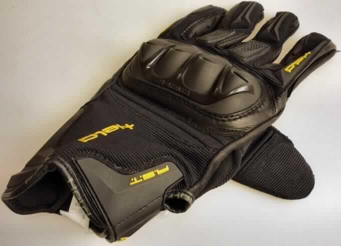 Handschuhe, sog. Motorradhandschuhe, Foto siehe Anlage, 
- als Fünffingerhandschuhe gearbeitet, 
- an der Innenseite der Finger, an beiden Handkanten, überwiegend an der Innenhand, 
  der Innenseite des Daumens, und teilweise im Bereich des Handrückens aus Leder, 
- an der Stulpe und teilweise auf der Oberseite der Finger und der Innen- und Oberseite des 
  Daumens aus Spinnstoffgewebe, 
- an den Handballen befindet sich ein aufgenähtes Polster, 
- an der Oberseite der Finger, außer dem Daumen, sind Protektoren aus
  Kunststoffangebracht, 
- mit einem eingearbeiteten Handknöchelprotektor aus formgepresstem Kunststoff, 
- das Leder ist nach dem Umfang und insbesondere in Bezug auf die Verwendung als Motor- 
  radhandschuh charakterbestimmend, 
- in Höhe des Handgelenks mit einem Klettverschluss zur Verengung, 
- mit einem Innenfutter aus Spinnstoff, 
- ohne funktionelle Merkmale von Spezialsporthandschuhen und von Schutzhandschuhen, 
- nicht erkennbar, ob für Männer oder Frauen bestimmt.

"Zusammengesetzte Ware aus Bekleidungszubehör aus Leder (charakterbestimmend),
 Fingerhandschuhe, nicht erkennbar ob für Männer oder Frauen bestimmt und
 Bekleidungszubehör aus Spinnstoffen"