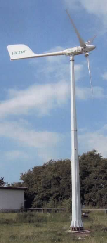 Bei der Ware handelt es sich um eine sog. Kleinwindenergieanlage, im Wesentlichen bestehend aus einer mittels einem elektrischen Generator angetriebenen Windturbine zur Stromerzeugung aus Windkraft.

Die Ware besteht aus folgenden Bestandteilen:
- Drehstromgenerator, je nach Modell mit einer Leistung von 400 W, 3 KW, 5 KW oder 10 KW 
- Rotorkopf mit Rotorblättern aus glasfaserverstärktem Kunststoff 
- Turbinengehäuse aus Aluminium 
- Windfahne (3 KW, 5 KW, 1 OKW) 
- Steuerung für das Bremssystem 
- Windmesser 

Sämtliche Bestandteile (ohne Anlageturm bzw. Mast) sind in mehreren Kisten verpackt.

Die noch nicht zusammengesetzte Anlage ist als "windgetriebenes Stromerzeugungsaggregat, nicht von dem Taric-Code 8502 3100 00 erfasst" einzureihen.

Anlage: 1 Abbildung