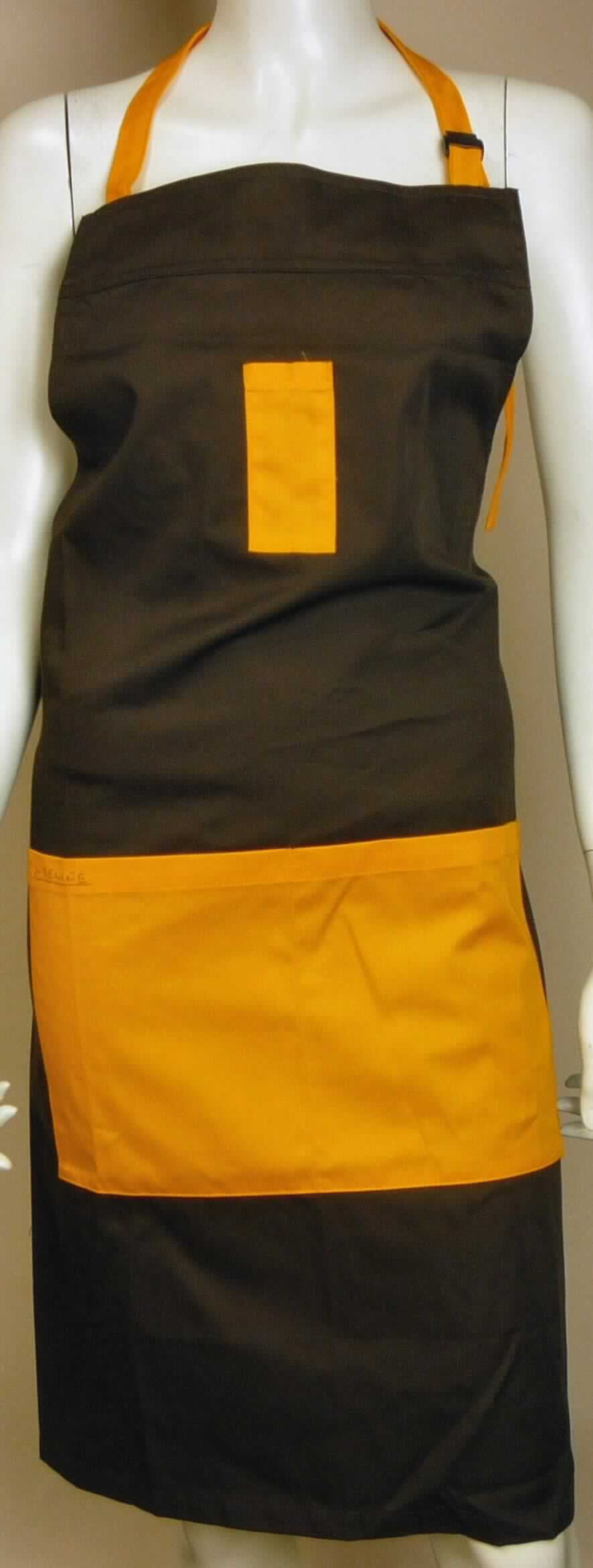 Schürze, sog. Bistro Latzschürze "Eske", in Erwachsenengröße, Foto siehe Anlage,
- aus ca. 0,4 mm dicken, einfarbigen Geweben aus lt. Antrag 65 % Polyester (Chemiefasern) und 35 % Baumwolle,
- als Latzschürze gearbeitet, den vorderen Teil des Körpers bedeckend, 
- in den Abmessungen von ca. 88 cm x 74 cm, 
- mit einem Nackenträger und Bindebändern in der Taille,
- mit aufgesetzten Taschen,
- ohne Hinweise auf den Trägerkreis (unisex),
- an allen Rändern gesäumt,
- dazu bestimmt, zum Schutz anderer Kleidungsstücke und/oder Personen bei der Ausübung einer 
  Berufs- oder Haushaltstätigkeit getragen zu werden.

"Andere Kleidung (Schürze), aus Geweben, für Frauen, aus Chemiefasern"