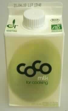 Kokosnussmilch.

Antragsangaben (als zutreffend unterstellt): Coco Milk for Cooking. Zutaten: Bio Kokosnuss-Fruchtfleisch (40 %), Bio-Kokosnusssaft (30 %), Wasser (30 %).

Äußere Beschaffenheit des vorgelegten Warenmusters: milchig-trübe, wässrig, leicht fettig, säuerlich und nach Kokosnuss schmeckende Flüssigkeit mit vielen Feststoffteilchen. Aufmachung: in einem Originaltetrapack mit Auslaufstutzen abgefüllt. Warenaufschrift (mehrsprachig, auszugsweise): "Coco milk for cooking; Bio-Kokosnussmilch aus grünen Kokosnüssen zum Kochen; Nährwertangabe je 100 ml: Brennwert 44 kcal, Eiweiß 1,5 g, Kohlenhdrate 5,5 g, Fett 2,3 g; 500 ml."

Die Beschaffenheit i. V. m. dem Verwendungszweck der Ware führen zum Ausschluss aus der Position 2202 des Zolltarifs. Aufgrund der Warenbeschaffenheit kann die Ware auch nicht dem in der Verordnung (EG) Nr. 1486/93 der Kommission vom 16.06.1993 beschriebenen Erzeugnis an die Seite gestellt werden.

Früchte, Nüsse und andere genießbare Pflanzenteile, in anderer Weise zubereitet oder haltbar gemacht, auch mit Zusatz von Zucker, anderen Süßmitteln oder Alkohol, anderweit weder genannt noch inbegriffen, andere als Erdnüsse, in unmittelbaren Umschließungen mit einem Gewicht des Inhalts von 1 kg oder weniger, tropische Nüsse.