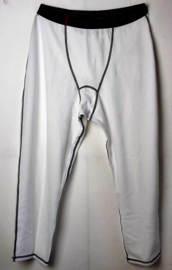 Lange Unterhose, Größe M, Foto siehe Anlage,
- aus ca. 0,7 mm dicken, einfarbigen, strukturiert gewirkten Gewirken aus lt. Antrag 100 % Polyester 
  (synthetische Chemiefasern),
- in der Taille abschließend, mit einem ca. 3 cm breiten, angesetzten, elastischen Taillenbund,
- ohne Öffnung und ohne Verschluss,
- aufgrund des Schnitts eindeutig als Männerkleidung erkennbar,
- mit 3/4-langen Hosenbeinen, an den Beininnenseiten durch Überwendlichnähte zusammengenäht; an den 
  Beinabschlüssen gesäumt und mit einem elastischen Abschluss ausgestattet,
- kennzeichnet sich insbesondere aufgrund des Schnitts und der Ausstattung (Überwendlichnähte und 
  Art des Taillenbunds) als lange Unterhose.

"Unterhose, aus Gewirken, für Männer, aus Chemiefasern"