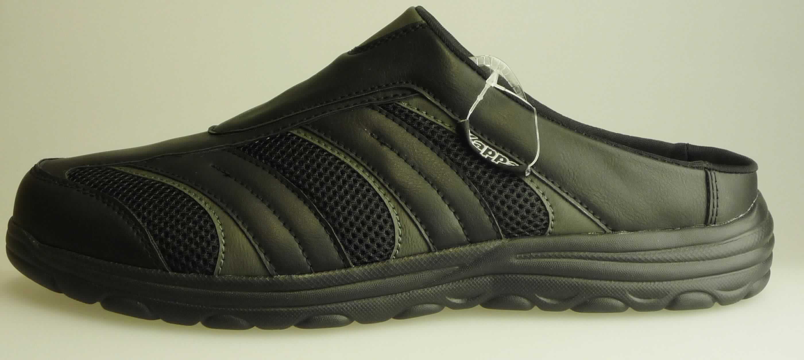 Freizeitschuhe (lt. Antrag: "Artikel: Artes, Art.-Nr. 242518", Foto siehe Anlage)
- mit Laufsohlen aus (lt. Antrag) Kunststoff,
- mit Oberteil (geschlossenes Blatt) aus Kunststoff (Spinnstoff mit einer mit bloßem Auge wahrnehmbaren 
  Außenschicht aus Kunststoff; den größten Teil der Außenfläche bildend) und Spinnstoff,
- seitlich sind Zuschnitte aus Kunststoff als Verstärkungsteile aufgesetzt,
- nicht den Knöchel bedeckend,
- ohne Metallschutz in der Vorderkappe,
- mit einer Länge der Innensohle von mehr als 24 cm,
- für Männer (u. a. weiter Schnitt).

"Schuhe mit Laufsohlen und Oberteil aus Kunststoff, andere als in der Position 6401 und in den 
 UPos. 6402 1210 bis 6402 9991 genannte, für Männer"