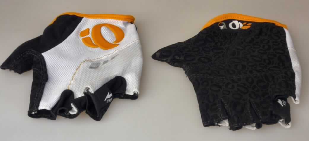 Spezialsporthandschuhe, Fahrradhandschuhe, Abbildung siehe Anlage, 
- als Fünffingerhandschuh gearbeitet, ohne Fingerspitzen, 
- die Innenhand besteht vollständig aus Leder, 
- der Handrücken und die Fingerzwischenräume bestehen aus Gewirken aus Spinnstoffen,
- das Leder ist insbesondere in Bezug auf die Verwendung als Fahrradhandschuhe
  charakterbestimmend. 

"Bekleidungszubehör (Spezialsporthandschuhe) aus Leder (charakterbestimmend) und Gewirken aus Spinnstoffen"