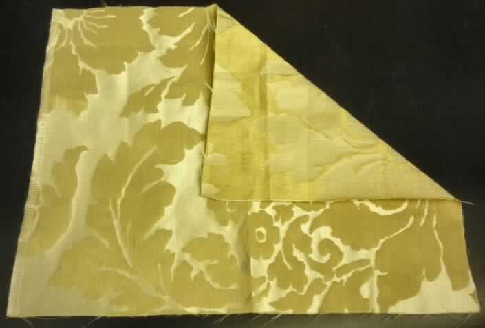 Jacquardgewebe, sog. Dekorationsstoff Teatro 9-7314, Foto siehe Anlage,
- als Meterware; laut Antrag mit einer Breite von 145 cm,
- laut Untersuchungsergebnis:
-- buntgewebtes Jacquardgewebe,
-- aus (laut Antrag) 59 GHT Garnen aus Seide (keine Bourretteseide)
    und 41 GHT Garnen aus Leinen.

"Gewebe aus Seide, nicht aus Bourretteseide, mit einem Anteil an Seide
  von weniger als 85 GHT, buntgewebt"