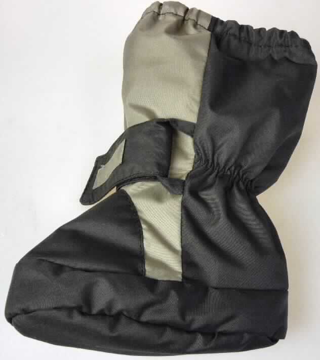 Freizeitschuhe für Kleinkinder (lt. Antrag: "Hausschuh mit Obermaterial aus 100 % Polyester, 
Art.Nr. 59251, Gr. 17/18"; Foto siehe Anlage)
- mit Laufsohlen aus Spinnstoff,
- mit knöchelbedeckendem Oberteil aus Spinnstoff,
- mit Klettverschluss,
- kennzeichnen sich aufgrund des äußeren Erscheinungsbildes und der Ausstattung nicht 
  als Schuhe, die ausschließlich im häuslichen Wohnbereich getragen werden

"Schuhe mit Laufsohlen und Oberteil aus Spinnstoffen, andere als in den 
 Unterpositionen 6405 1000 bis 6405 2091 genannt"