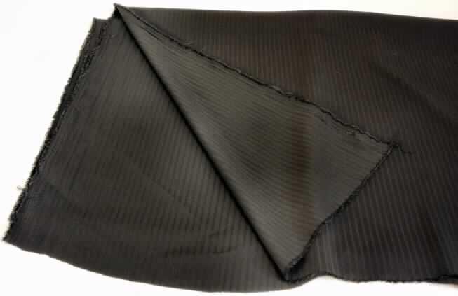 Gewebe, sog. Gewebe aus 96 % Polyester 4 % Spandex, Foto siehe Anlage,
- als Meterware, mit einer Breite von mehr als 30 cm,
- laut Untersuchungsergebnis:
-- aus ungezwirnten, nicht hochfesten Garnen aus nicht texturierten, synthetischen 
   Filamenten und Elastomergarnen (aus laut Antrag 96 % Polyester und 4 % Elasthan),
-- gefärbt,
-- in Köperbindung.

"Gewebe aus Garnen aus synthetischen Filamenten, anderes als in den Unterpositionen
  5407 10 bis 5407 54 genannte, mit einem Anteil an nicht texturierten Polyester-Filamenten 
  von mehr als 85 GHT, gefärbt"