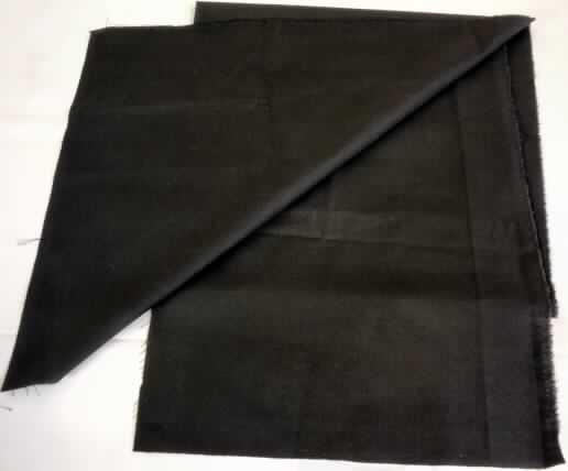 Gewebe, Foto siehe Anlage,
- als Meterware; mit einer Breite von mehr als 30 cm,
- laut Untersuchungsergebnis:
-- aus Garnen aus Polyester-Spinnfasern (synthetische Spinnfasern)
   und Baumwolle (laut Antrag aus 65 GHT Polyester und 35 GHT Baumwolle),
-- mit einem Quadratmetergewicht von 113 g,
-- gefärbt,
-- in Leinwandbindung.

"Gewebe aus synthetischen Spinnfasern, mit einem Anteil an diesen Spinnfasern von
 weniger als 85 GHT, ausschließlich mit Baumwolle gemischt, mit einem Quadratmeter-
 gewicht von weniger als 170 g, gefärbt, aus Polyester-Spinnfasern, in Leinwand-
 bindung"