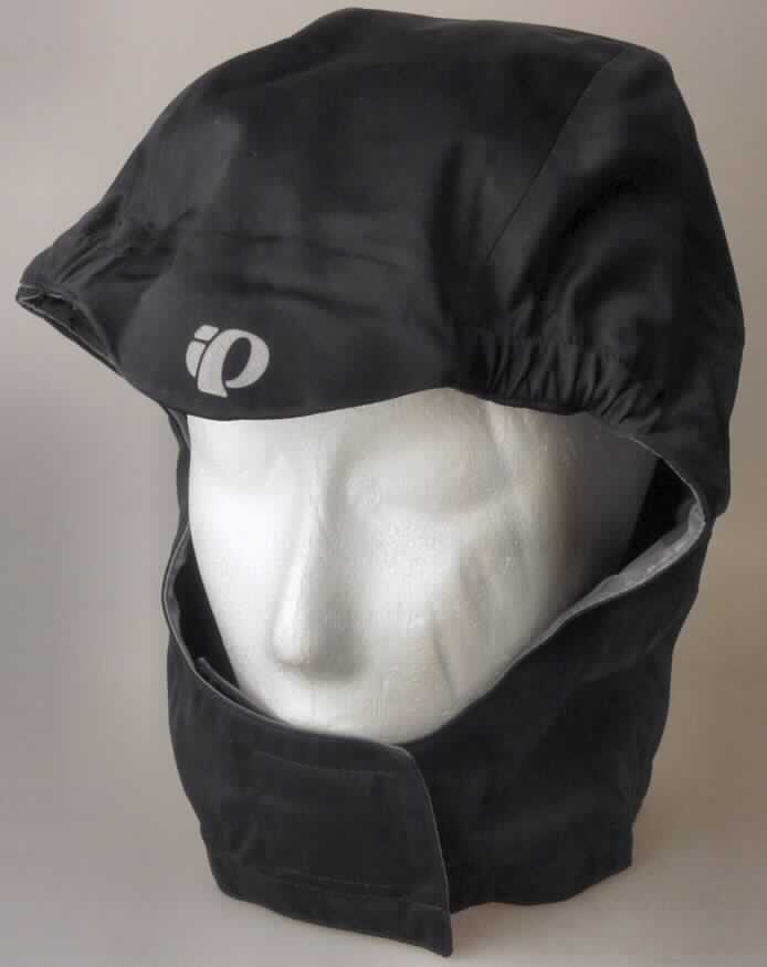 Kopfbedeckung, sog. Mütze zum Unterziehen unter den Fahrradhelm, Abbildung siehe Anlage,
- flachliegend ca. 21 cm breit und 30 cm hoch,
- aus Zuschnitten von Spinnstofferzeugnissen der Kopfform entsprechend zusammengenäht,
- an der Stirnseite leicht vorgezogen gearbeitet,
- hinten bis über den Nacken und rundherum bis unterhalb des Kinns reichend,
- mittels Klettverschluss unter dem Kinn verschließbar,
- mit einem seitlich verlaufenden Gummizugband mit Feststeller am Hinterkopf, zum 
  Verstellen der Größe,
- zur Verwendung als Wind und Kälteschutz unter einem Fahrradhelm.

"Kopfbedeckung (Unterziehmütze), aus mehreren Stücken von Spinnstofferzeugnissen hergestellt, andere als in den Unterpositionen 6505 9005 bis 6505 9030 genannte"