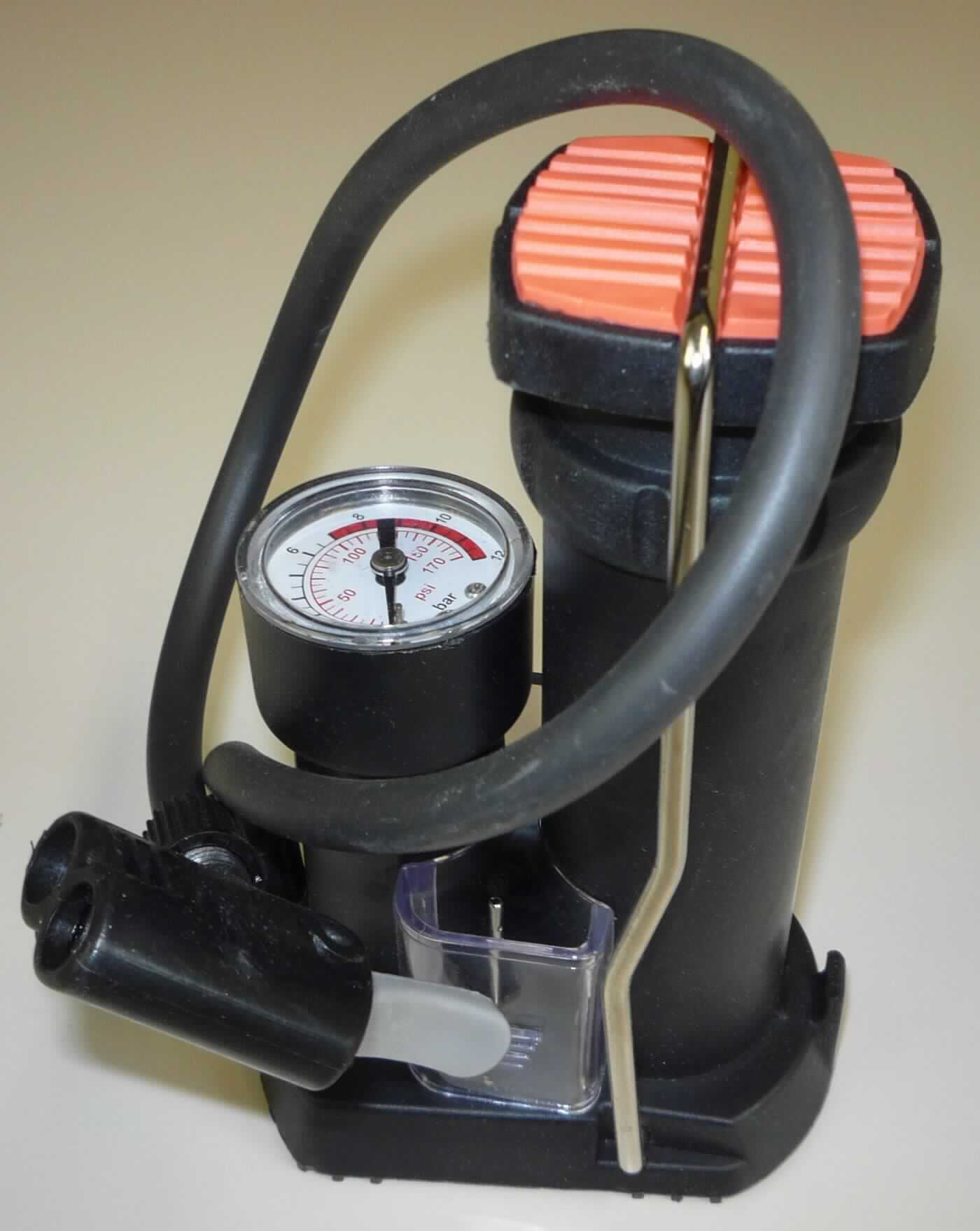 Sog. Kompakt Fußluftpumpe, Art.Nr.: 45.132,
- aus einem Pumpenzylinder mit einer im Zylinder geführten Kolbenstange mit Kolben, Doppelpumpenkopf   
  und Haltebügel, einem mit Anschlussstück versehenen Luftförderschlauch (Länge: 45 cm) sowie einem 
  Druckmanometer (Abbildung siehe Anlage),
- zum Aufpumpen von Luftmatratzen, Spielzeugen, Bällen, Fahrradschläuchen, etc.,
- in einer gemeinsamen Verkaufsumschließung mit zwei Zusatzadapter.
Die Luftpumpe bestimmt den Charakter des Ganzen.

"Fußbetriebene Luftpumpe, keine Handpumpe für Fahrräder (Kombination aus Fußluftpumpe -charakterbestimmend- und Manometer, in Warenzusammenstellung in Aufmachung für den Einzelverkauf mit nicht charakterbestimmenden Zusatzadapter) - sog. Kompakt Fußluftpumpe"